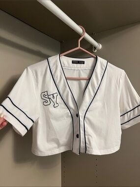SHEIN • Women’s XS • Cropped Button-Front Baseball Shirt w Black Piping • White